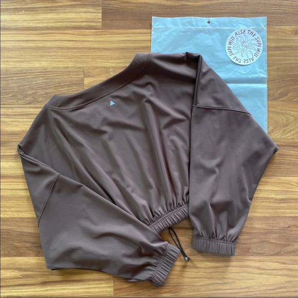 ❗️SOLD❗️Balance Athletica Outlander Crew - Picture 3 of 12